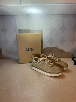 UGG LOWMELL - Ugg lowmell  , perfekt sko för vinter men funkar även andra årstider. Strl 41 samt använda fåtal gånger 😃👍