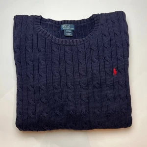 Ralph Lauren tröja - Säljer denna blåa Ralph Lauren tröjan! | Skicket  är ganska bra. | Storlek XL men den sitter som en M-L. | Vid funderingar eller diskussion om pris är det bara att höra av sig!🙌🤩