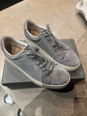 Vagabond skor 42 - Sparsamt använda gråa vagabond skor i storlek 42 (stora i storleken, som en 43:a)  Skicket är 8/10 därav priset 599kr