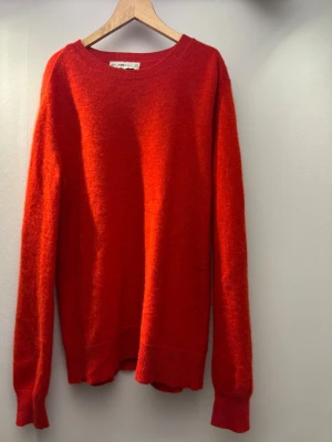 Röd stickad tröja från Zara  - En enkel och snygg röd stickad tröja från Zara. Tröjan har rund halsringning, långa ärmar och ribbade muddar vid ärmslut och nederkant. Tröjan är extremt skön då det är cashmir och för dig som gillar lite färg!