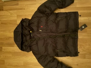 Ralph lauren jacka - Svart pufferjacka från Polo Ralph Lauren, aldrig använd så alltså inga defekter, prister är ej hugget i sten!