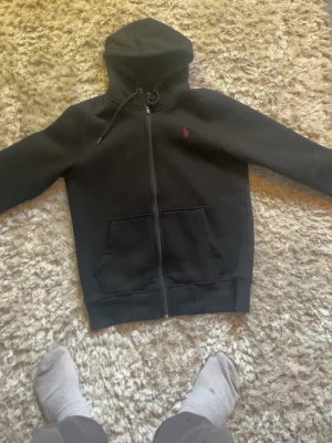 Ralph lauren zip hoodie - Väldigt bra skick, inga fläckar, storlek M men passar S bra ochså .         Priset är inte hugget i sten