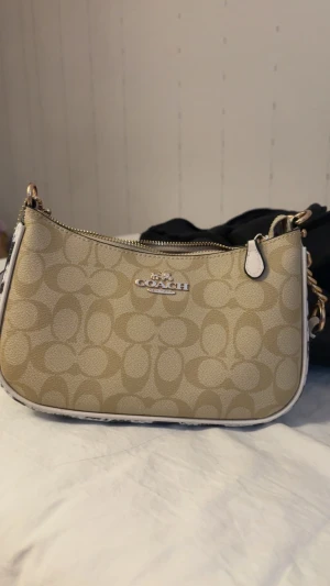  beige axelväska med mönster - väska köpt i Libanon för 700kr. pris kan diskuteras 