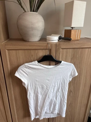 Vit basic t-shirt  - Enkel vit t-shirt från H&M Basic i ekologisk bomull. Storlek 158/164 