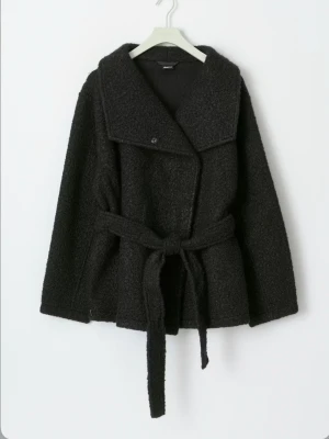 Svart teddyjacka med bälte - Säljer en svart teddyjacka från Gina tricot med bred krage och knytbälte i midjan. Säljer då den inte kommer till användning💞Jackan är i storlek Xxs, men den passar oxå xs då den ä gaska stor i storleken💞Köpt för 600, kom gärna med prisförslag💞