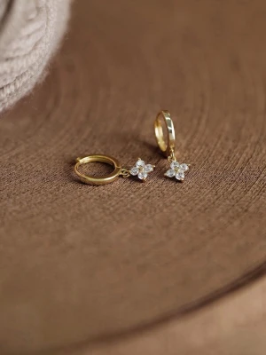 Guld örhängen hoops 18k - Helt nya jättefina örhängen i en klassisk modell, guldpläterade med Zirkon stenar ✨skickas med en liten present påse🎁                                Erbjuder snabb leverans postar inom 24 timmar