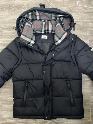 Burberry jacka - Säljer min burberry jacka som jag har haft ett kort tag. Den är som ny och inga tecken på användning. Pris går att diskuteras 