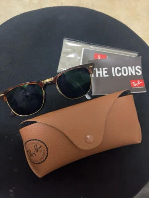 Ett par fina Ray-Ban solglasögon  - I princip helt nya, allt följer med (fodralet osv.)