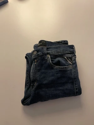 Blå replay jeans - Blå replay jeans från kidsbrandstore i storlek 12a. Dessa är rak modell. De har en liten defekt. 