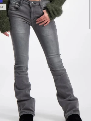 Grå bootcut jeans - Snygga grå jeans som är bootcut och lågmidjade, skriv för fler bilder