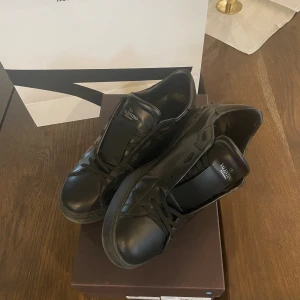 Valentino open SVARTA - Köpta på NK i början av året tyvärr inget kvitto men har påsen och alla og tags . Nästintill perfekt skick 9/10, INGA SKADOR bara pytte lite smuts med det går bort med en borste och nån crease. (Nypris 7300-8000kr)