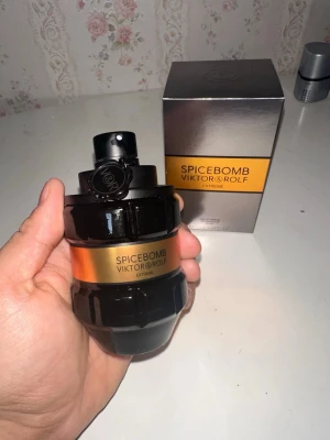 Spicebomb Extreme EdP 90ml - Spicebomb Extreme från Viktor & Rolf är en Eau de Parfum på 90 ml. Ingredienser: alkohol, parfym, vatten, limonene, eugenol, citral, benzyl benzoate, geraniol, benzyl alcohol m.fl. Tillverkad i Frankrike. Perfekt för dig som vill sticka ut med en ikonisk doft.
