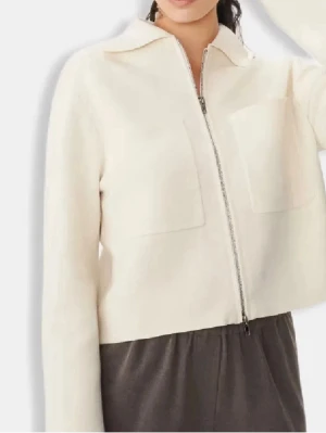 Beige croppad overshirt med dragkedja - Säljer en beige croppad overshirt från Arket med två stora bröstfickor och rak passform. Jackan har lång ärm, klassisk krage och hel dragkedja framtill. Materialet är mjukt och känns lite ulligt, perfekt för lager på lager.