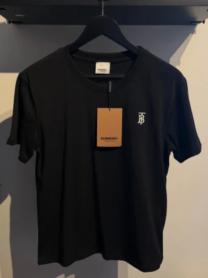 Burberry T-shirt  - Tja! Säljer denna helt nya Burberry T-shirt i storlek S! Nypris 2299kr 