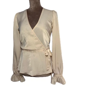 Silkesblus  - Silkesblus i beige/rosa. 