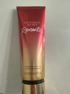 Victoria's Secret Romantic lotion - Fragrance lotion från Victoria's Secret Romantic. Doften har inslag av rosa blomblad och mysk. Perfekt om man tycker om mjuka och blommiga dofter. Använt max 2-3 gånger. Säljer då jag ej använder blommiga dofter. 