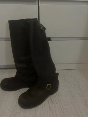Boots - Ett par jätte fina mörk bruna boots 👢. dom är nästan helt oanvända i storlek 40, jätte fin färg verkligen! Pris kan alltid disskuteras ❤️