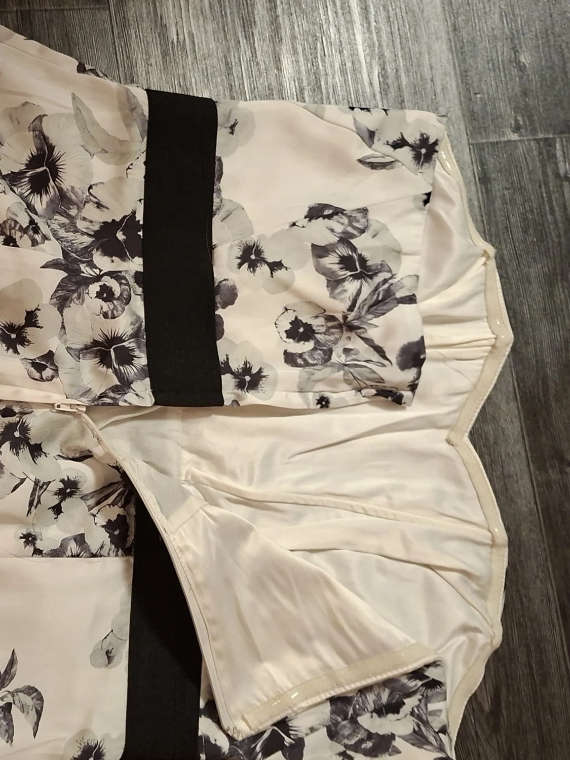 Blommig axelbandslös kortklänning - 3