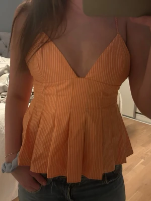 Orange randigt linne med v-ringning - Justerbara band