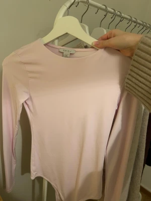 Ljusrosa långärmad body  - En jättefin ljusrosa body från Amisu. Köpt på new Yorker.  