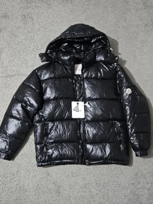 Moncles puffer maya - Säljer min moncler puffer då den inte längre passar mig. Helt ny