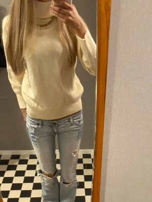 Stickad polotröjan  - Säljer denna stickade polotröjan från chunky knit i storlek s