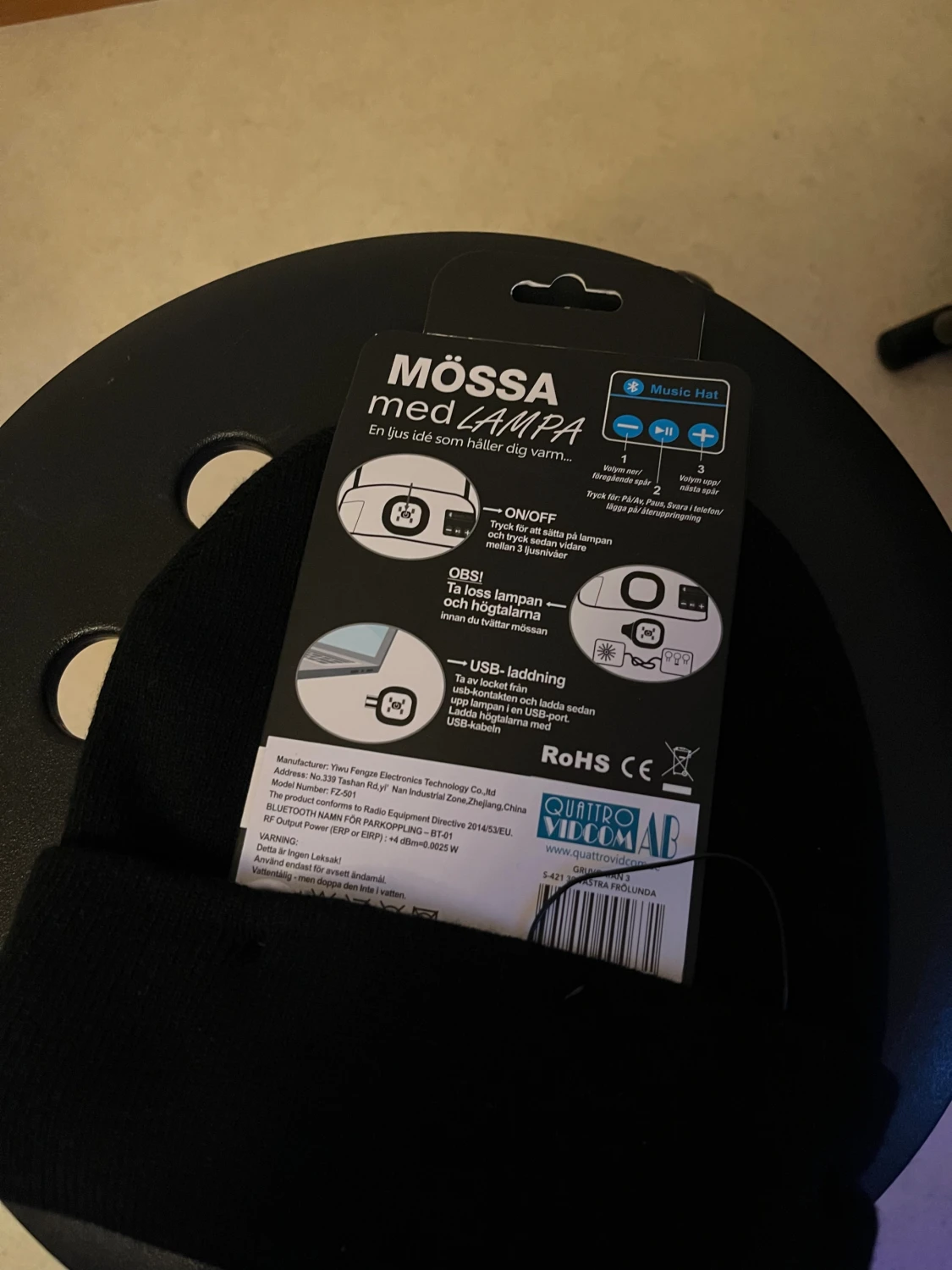 Svart mössa med LED-lampa & högtalare - 2