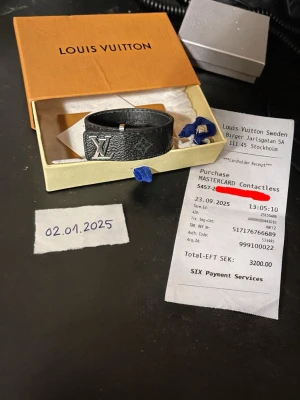 Louis Vuitton Monogram ♦️ Slim Bracelet - Säljer ett svart armband från Louis Vuitton i äkta skinn med silverfärgat LV-spänne. Armbandet har diskret mönster och kommer med original ask och dustbag. Perfekt accessoar för dig som gillar exklusiva detaljer och stilren design. Skriv 💬 vid fråga 🙋‍♂️ 