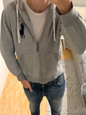 Polo Ralph Lauren Big Ponny Zip Hoodie - Polo Ralph Lauren Big Ponny Zip Hoodie | Storlek: S, passar dig mellan 175-185 cm | Skick: 8/10, använd men finns inga större defekter | Bara att skriva vid funderingar✍️