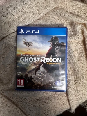 Tom Clancy's Ghost Recon Wildlands PS4 - Tom Clancy's Ghost Recon Wildlands till PS4. Komplett med fodral och skiva i fint skick. Ett actionfyllt taktiskt spel. Perfekt för dig som gillar öppna världar och samarbete. Går att sänka pris 