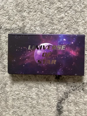  Postit lappar  - Bilderna visar en låda med rymdtema och texten 'LINIVERSE OF STAR'. Inuti lådan så ligger där postit lappar i olika storlekar.