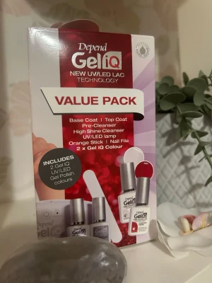 Depend GeliQ Gel Polish Value Pack - Depend GeliQ Value Pack med UV/LED-lack innehåller base coat, top coat, pre-cleanser, high shine cleanser, UV/LED-lampa, orange stick, nagelfil och två gel iQ-färger. Perfekt för dig som vill fixa snygga gelnaglar hemma. INGET har öppnats utan det är bara köpt från butiken. Nypris 539kr