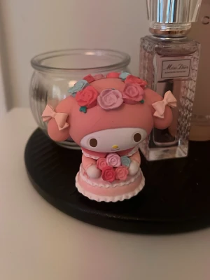 Rosa My Melody figur från Miniso - Supergullig My Melody figur från miniso köpt för ett par år sedan från en misterybox. Boxen kommer med men är lite skadad. Figuren har små märken på baksidan