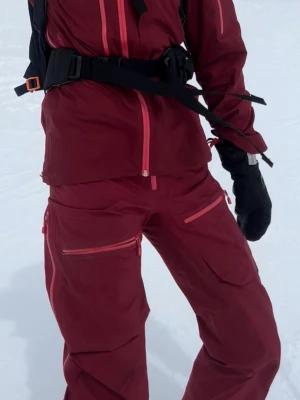 Skidbyxor Norrøna Lofoten Gore-Tex PRO - Röda skalbyxor från Norrøna i modellen Lofoten. Färgen heter Rhubarb och går inte att få tag i längre. Byxorna har flera praktiska fickor, justerbar midja och är gjorda i slitstarkt Gore-Tex PRO. Storlek S.