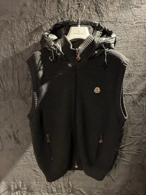 Moncler vest - Sjukt rare moncler vest. Skriv vid frågor! Size L fits M. Eventuella frågar mottags