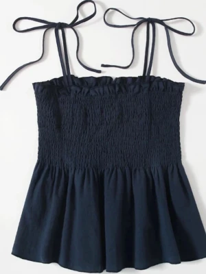 Mörkblå smockad linnetopp  - Supersöt mörkblå linnetopp från SHEIN med smockad överdel och tunna axelband som knyts i rosetter. Toppen har en lätt utsvängd nederdel och är perfekt för varma dagar. Enkel och stilren design som passar till mycket.