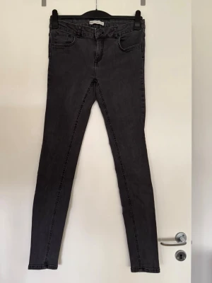 Stuprörsjeans svarta - Storlek 44. 