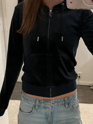Juicy couture kofta  - Äkta mörkblå zip hoodie/kofta från Juicy Couture. Använd endast en gång och i mycket fint skick. Klassisk modell i mjuk velour med dragkedja och luva.Skriv gärna om frågor finns💞