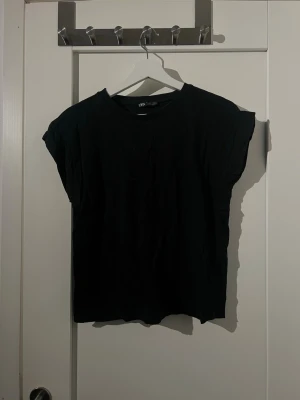 Svart t-shirt från Zara, storlek S - Enkel svart t-shirt från Zara i storlek S. 