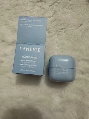 Laneige Water Bank Blue Hyaluronic - Laneige Water Bank Blue Hyaluronic Cream Moisturizer i en snygg ljusblå plastburk, 20 ml. Perfekt för att återfukta huden med hyaluronsyra. Kommer med originalförpackning och har en modern, stilren design.
