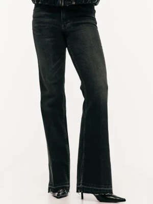 Flare jeans - Snygga svarta jeans från HM. Nyskick och endast använd 1-2 gånger. Inga defekter. Nypris ligger runt 400kr. Säljer till ett bra pris och pris går absolut att diskutera. Passar både storlek 38 och 40. Skönt material som formar sig efter kroppen😊.