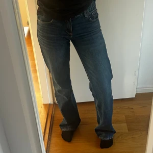 Low waist Zara jeans - Säljer nu mina lågmidjade jeans från Zara. Slutsålda på hemsidan, ordinarie pris 400💋