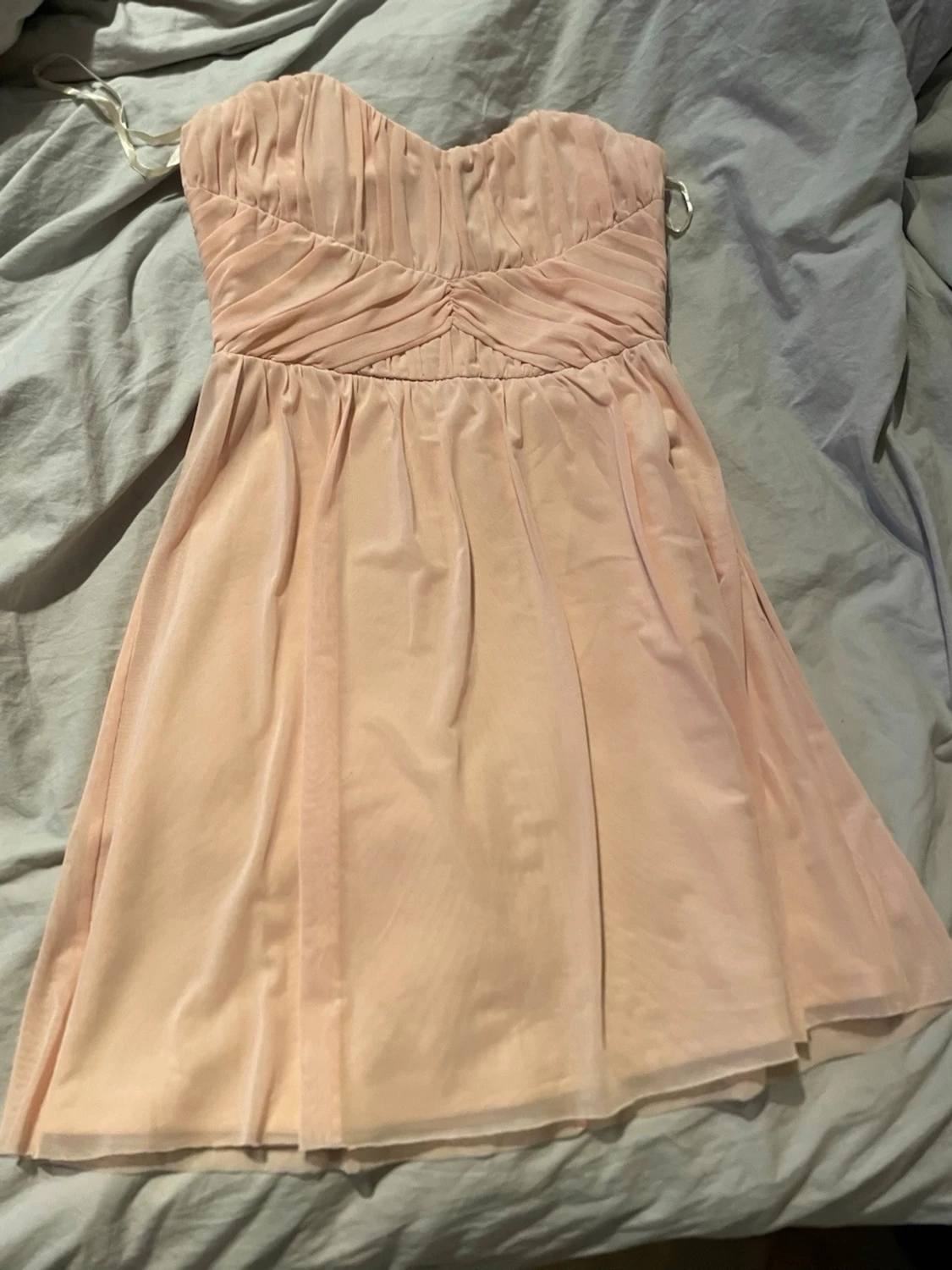 Aprikosfärgad axelbandslös kortklänning - 1