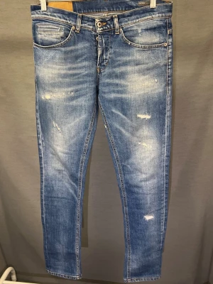 Dondup jeans 32 - Dondup george jeans. W32. (Sitter smalt!)väldigt feta slitningar! Nypris 4000kr. Säljes för :999kr! Skick:9/10 inga defekter. Snygg tvätt! Modellen är 179. Hör av dig vid frågor ! 🤩🙌