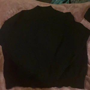 Enkel svart tröja från Shein  - 100% akryl,varm å skön nu på vintern.Sparsamt använd av en dotter.