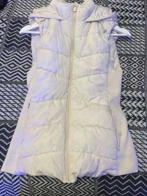 Dunväst - Jag säljer nu min fina dunväst från Zara i strl M. 