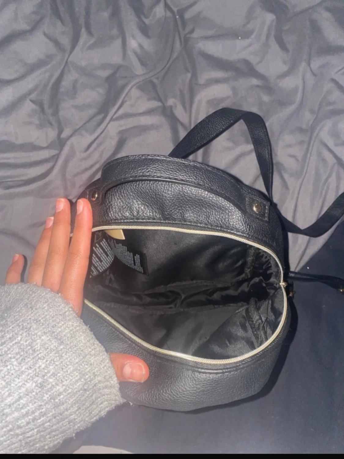 Svart ryggsäck i skinnimitation - 1