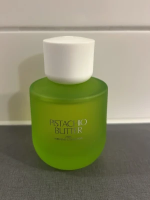 Pistachio Butter Weekend Collection - Upptäck Pistachio Butter från Zara Weekend Collection – en trendig parfym i en snygg grön flaska som sticker ut i samlingen. Perfekt för dig som vill ha något unikt och modernt.