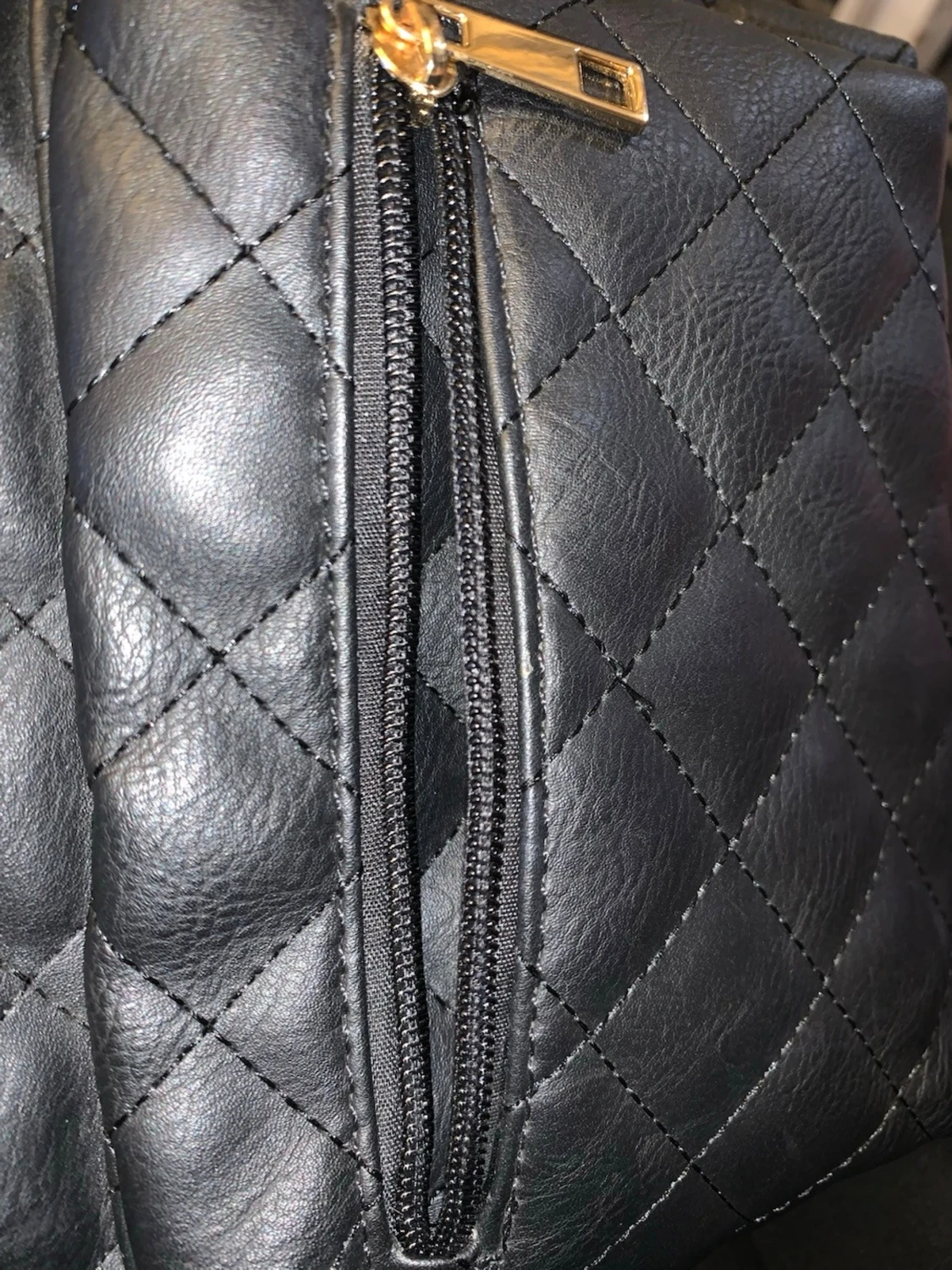 Svart quiltad mini ryggsäck med gulddetaljer - 4