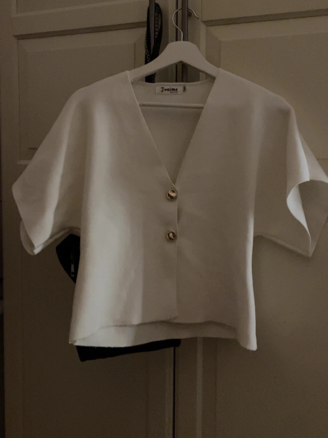 Vit blus med guldknappar 